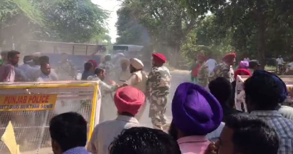 Huge lathicharge at punjab cm parkash singh badal house