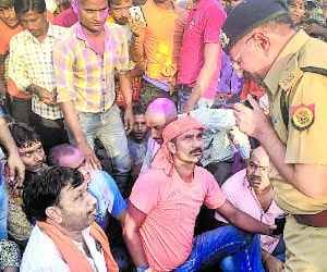 Chaotic elements smashed statue, four injured in stone pelting