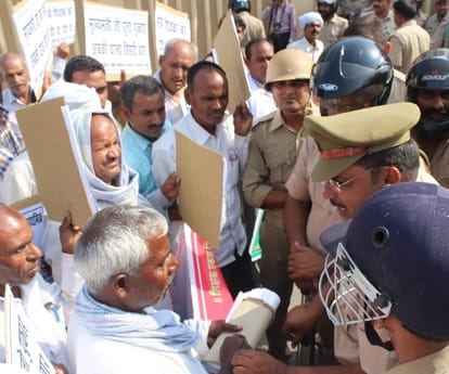 teachers protest in front of vidhan bhawan in lucknow.