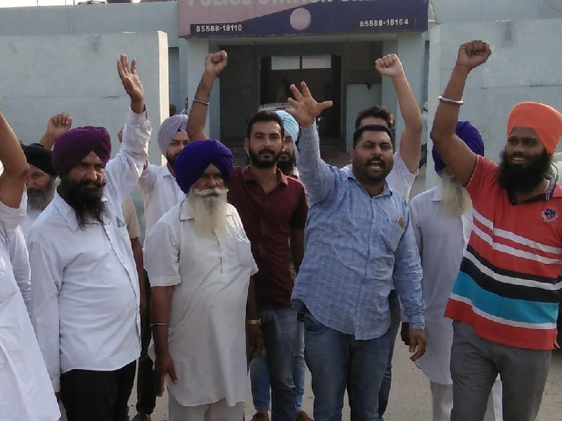 land dispute, demonstrated in front of police station, villagers demonstrate, Fatehgarh Sahib