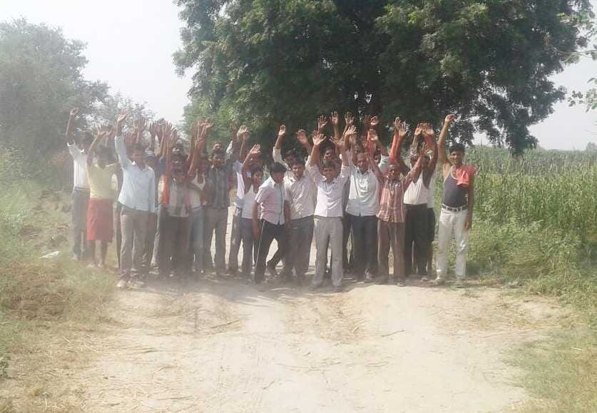 Potholes in the road, villagers Demonstration by
