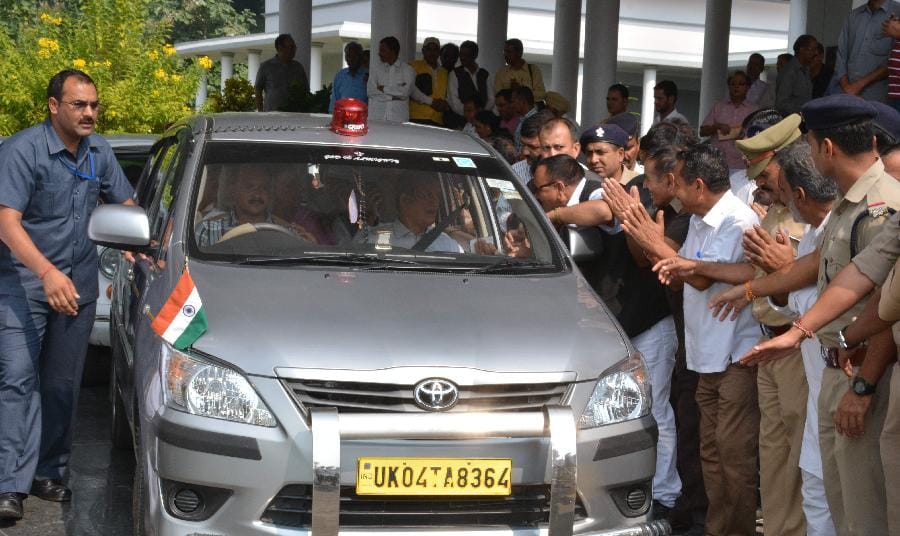 Minister in the Chief Minister's car, CM in the car of public 