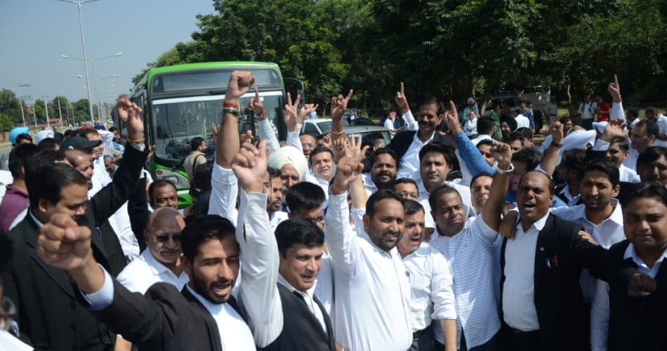 Hundreds of lawyers, blocked the road, forcing people, stopped complaint, chandigarh