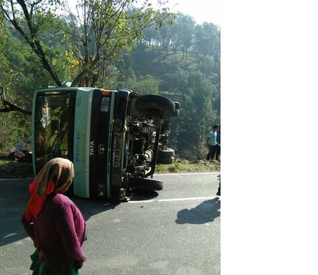 Kemu near bus upturned, 11 injured