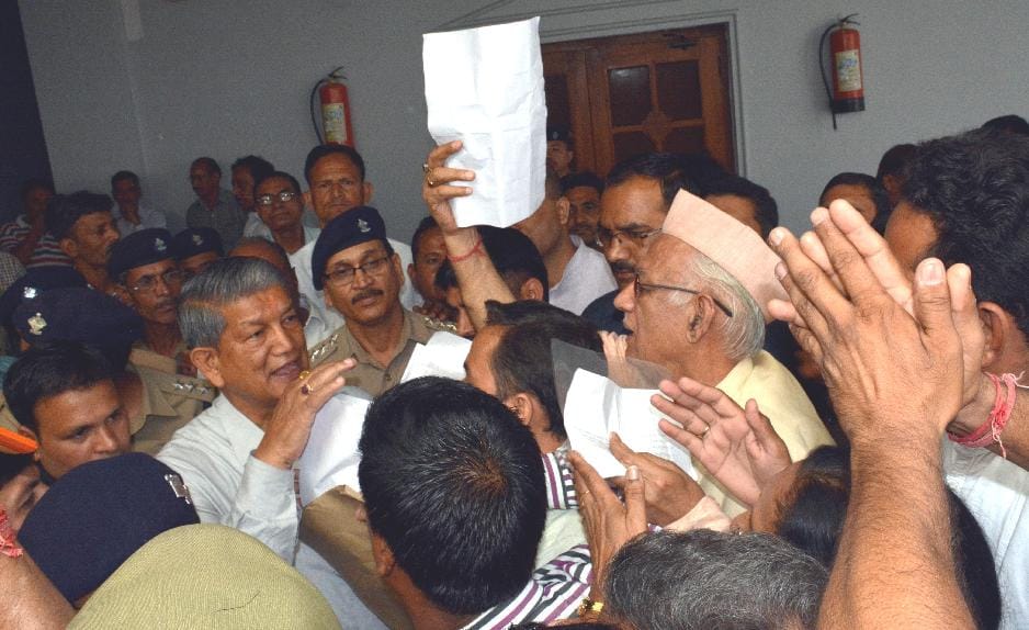 CM sir! Be surrounded by ministers, the public will hear when