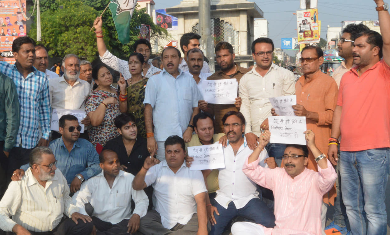 Congressmen demonstrated against the mayor