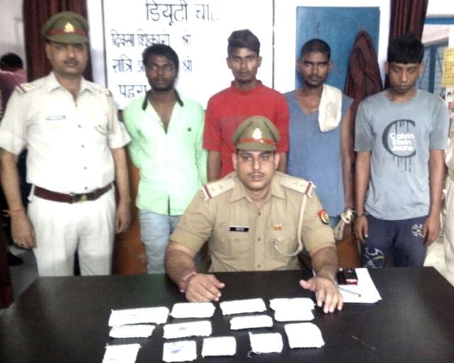 Arrested four crooks robbing trains