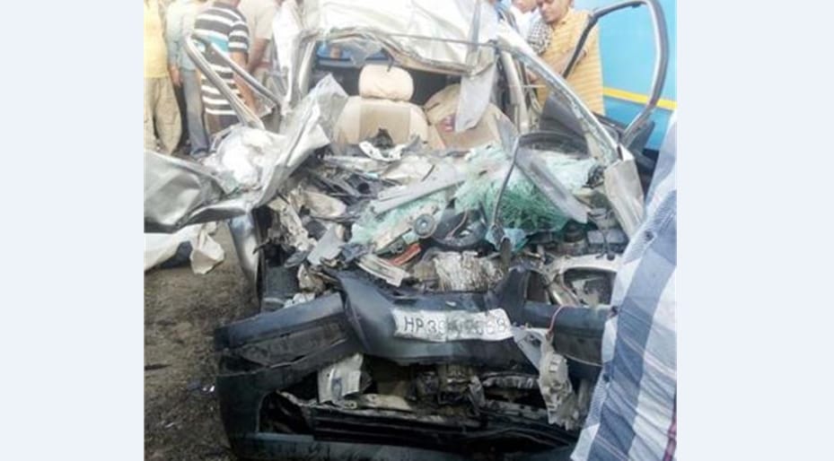 Two killed in tractor-trolley and pick-up brushes