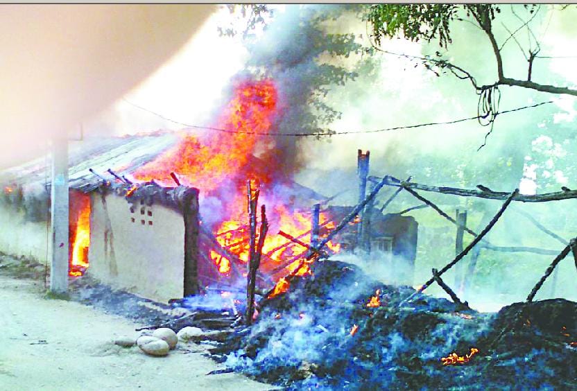 Four huts gutted by a fire caused by a short circuit