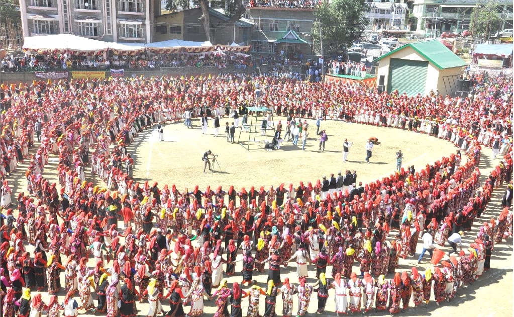 Thousand People Dance at Kullu Dussherra For Swachata Mission.