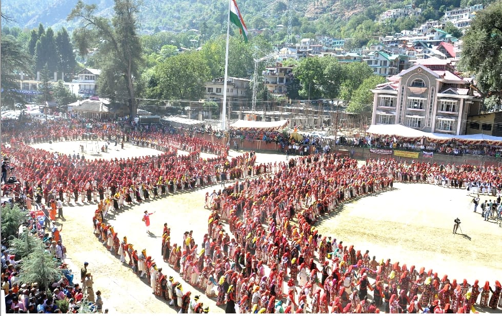 Thousand People Dance at Kullu Dussherra For Swachata Mission.