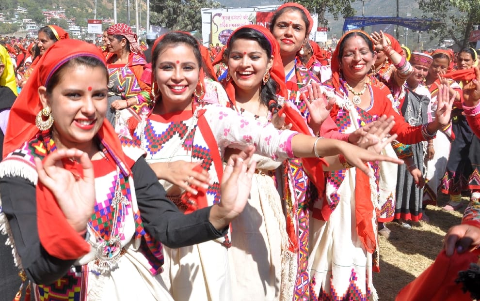 Thousand People Dance at Kullu Dussherra For Swachata Mission.