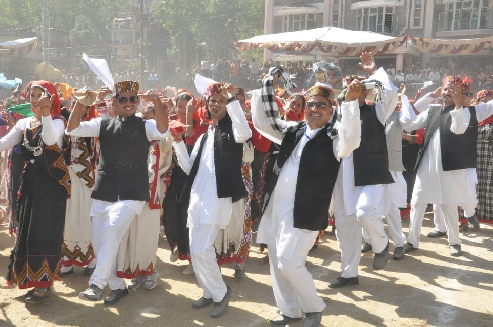 Thousand People Dance at Kullu Dussherra For Swachata Mission.