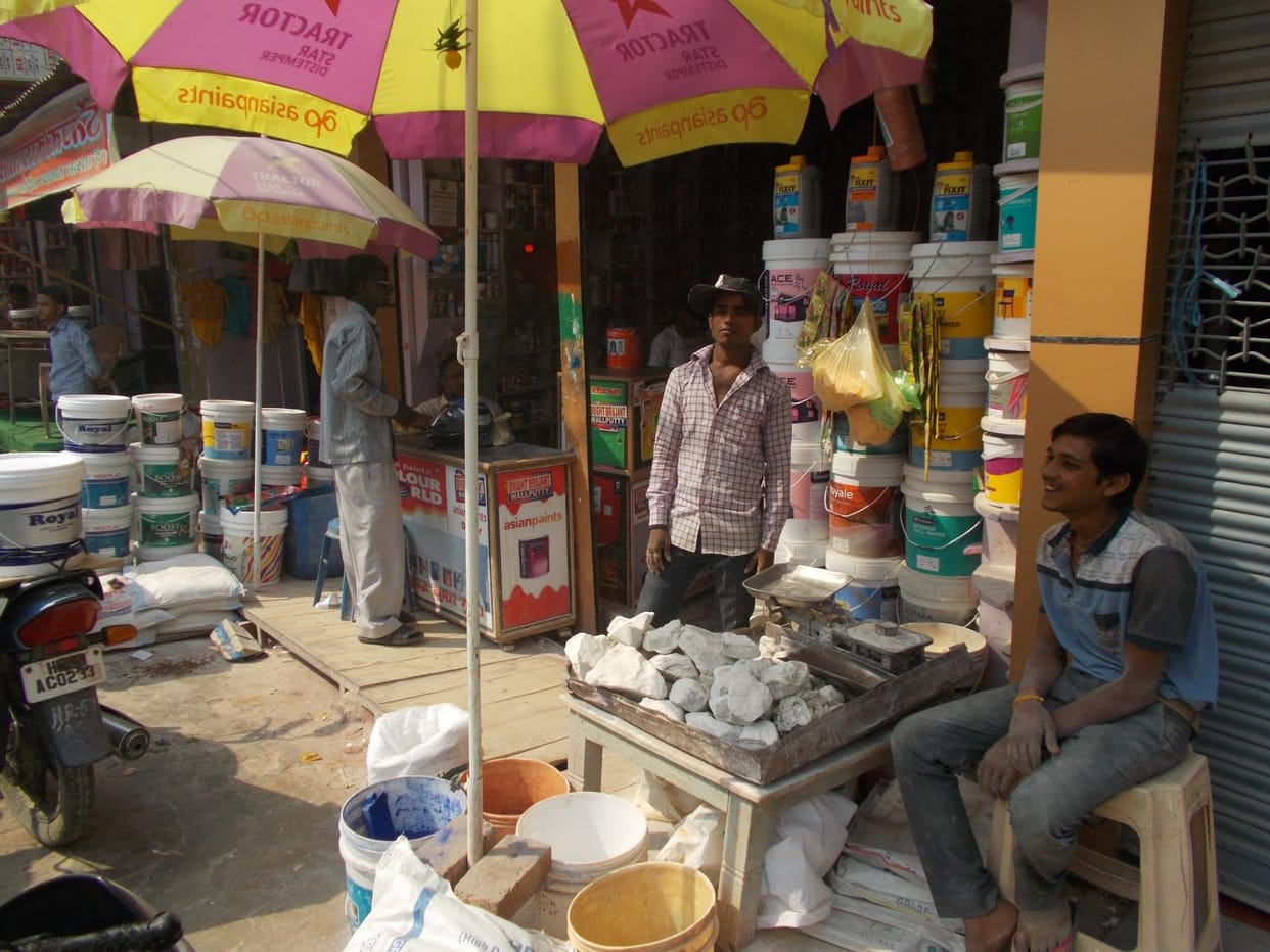 People are coming Ras plastic paint
