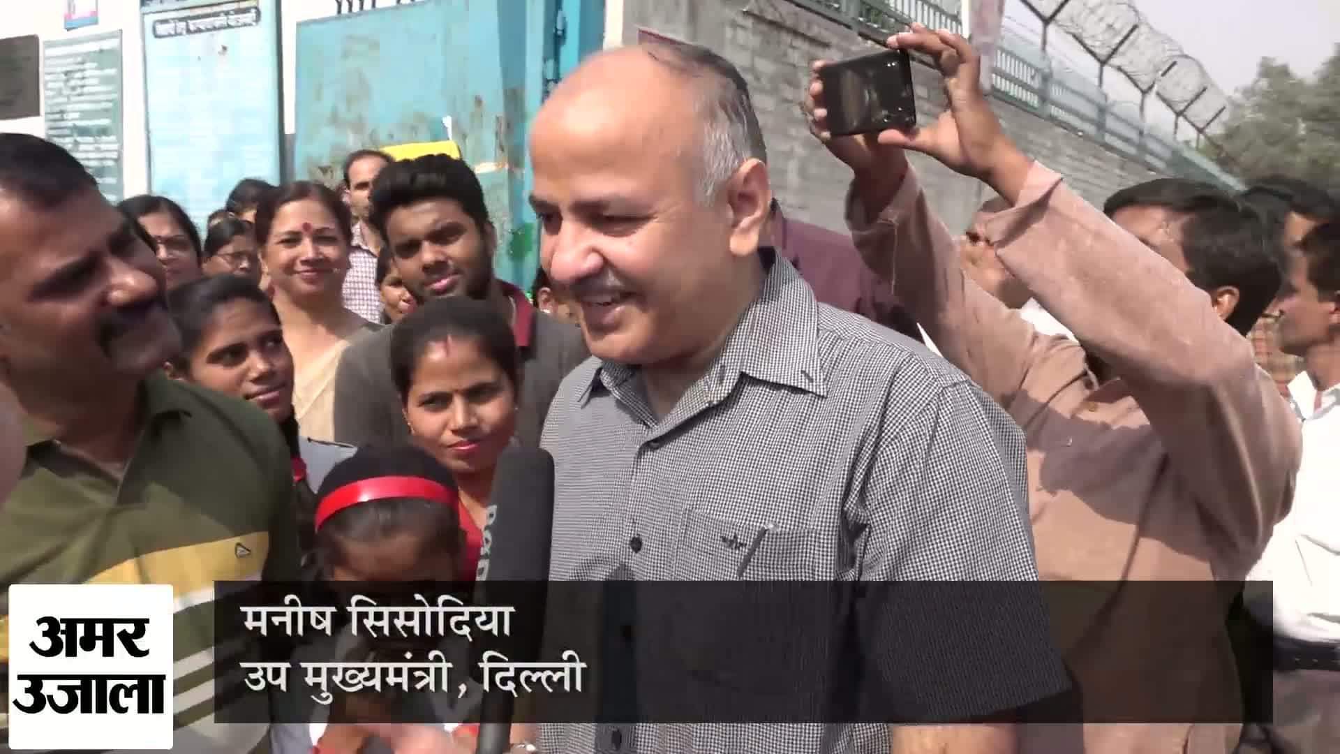 पीटीएम में दिल्ली के सरकारी स्कूल पहुंचे मनीष सिसोदिया 