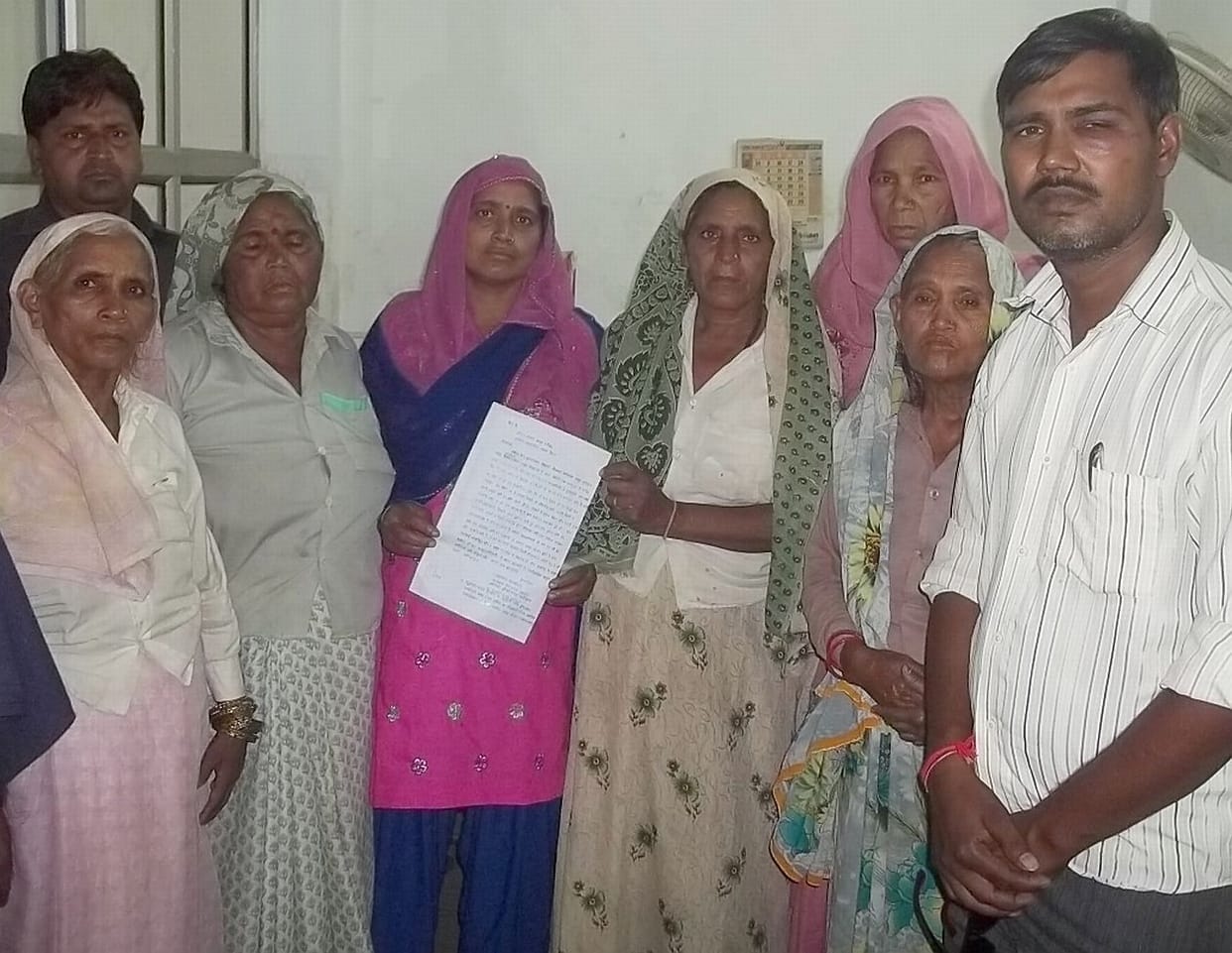 Hapur miscreants robbed family.