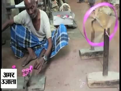 Foreigners are learning sari knitting in Varanasi