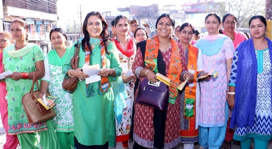 women morcha distribute modi relly invitation