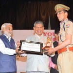 ओएनजीसी सभागार में आयोजित यूथ आइकन अवार्ड में ओलपिंक खिलाड़ी मनीष रावत को सम्मानित करते मुख्यमंत्री हरीश रावत