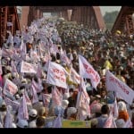 शोभायात्रा के दौरान 15 अक्तूबर 2016 को राजघाट पुल पर भगदड़ मच गई थी