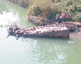 gang nahar mein truck gira, do jakhmi