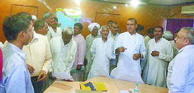 Officials have besieged cane farmers in Lucknow