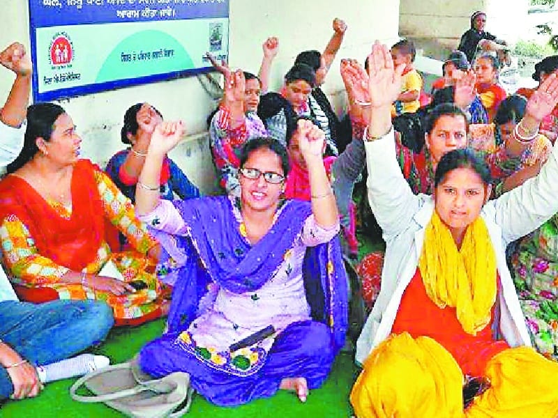 Government Rajindera hospital, nurse, picket-performance, demanding regular, Patiala