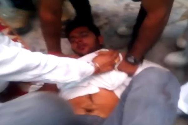 threw ink on BJP MP Rajkumar saini, young man beaten by people