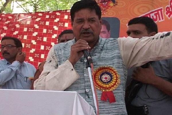 threw ink on BJP MP Rajkumar saini, young man beaten by people