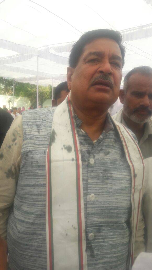 threw ink on BJP MP Rajkumar saini, young man beaten by people