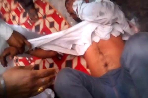 threw ink on BJP MP Rajkumar saini, young man beaten by people