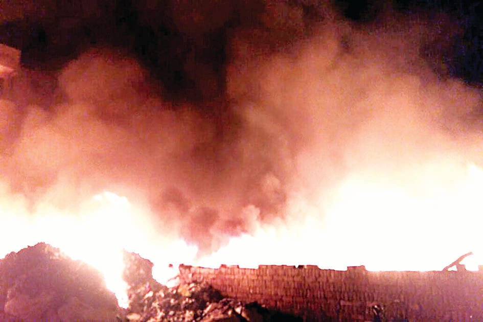 Junk warehouse raging fire, smoke-knee own