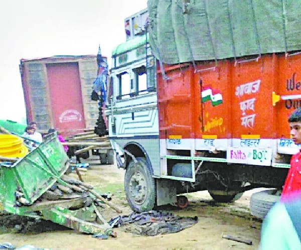 An uncontrolled truck trampled labourers in sitapur.