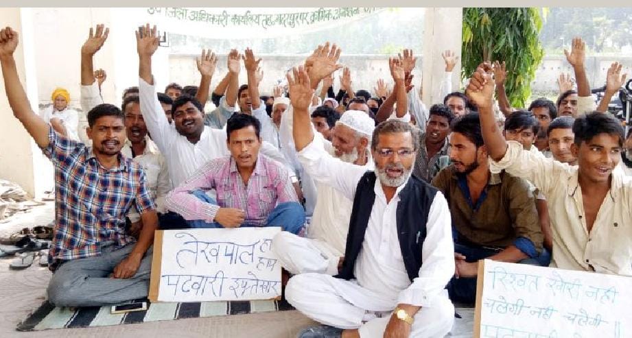 Villagers at Tehsil encompass against Patwari