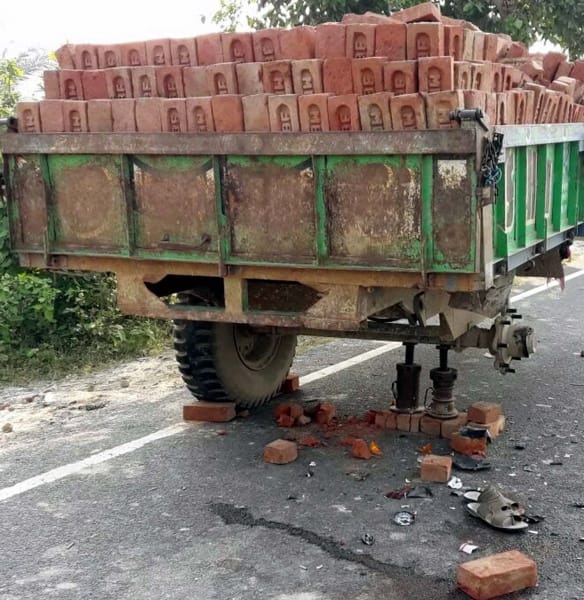 trolee mein ghusee baik, do kee maut