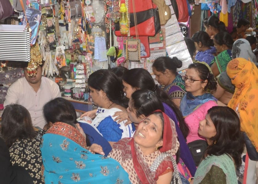 karava chauth: teevee seeriyals kee dijainar saadiyaan lubha raheen