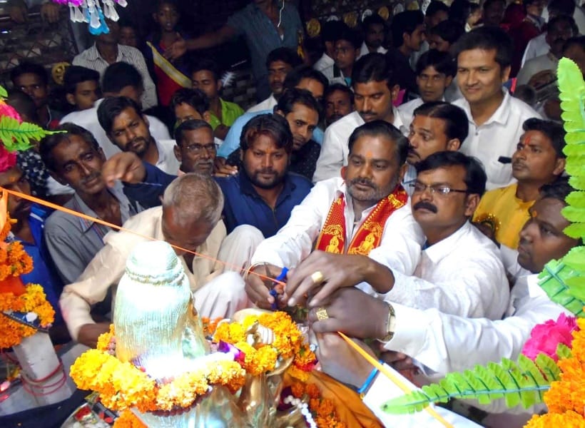 pushpavarsha se mahak uthee maharshi kee shobhaayaatra