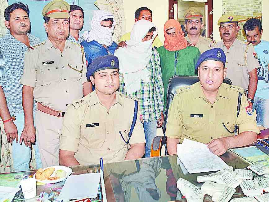 police muthbher me teen