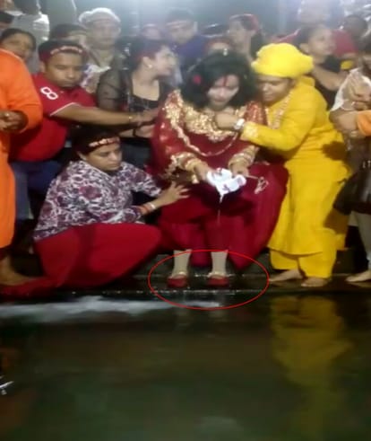  Radhe Maa arrived Ganga Ghats wearing the shoes, dispute..