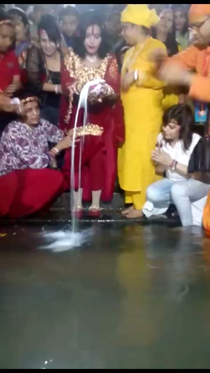 photo- radhe Maa arrived Ganga Ghats wearing the shoes, dispute.