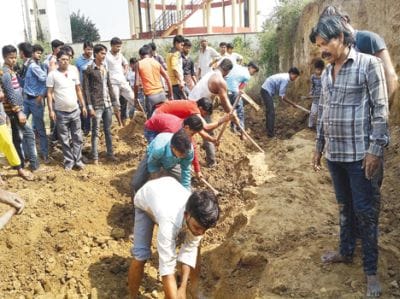 children buried in mud at kannauj
