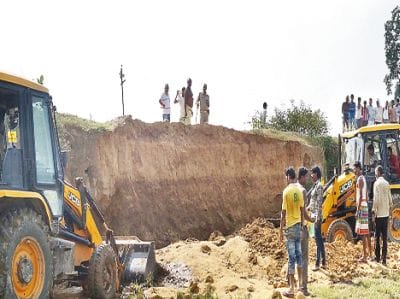 children buried in mud at kannauj