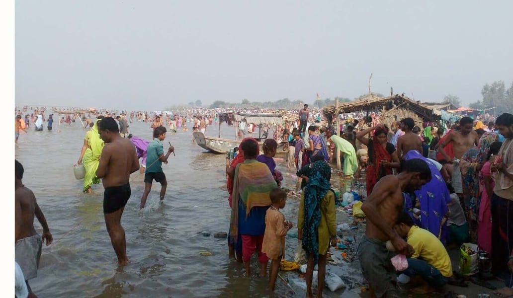 ganga ghaato par umadee shraddhaaluon kee bheed