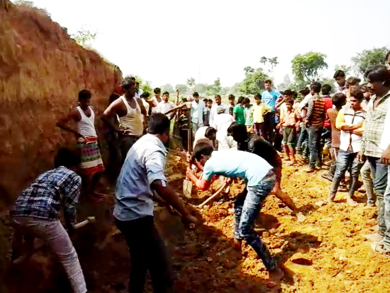 buried in the soil collapsed nine teens, four dead