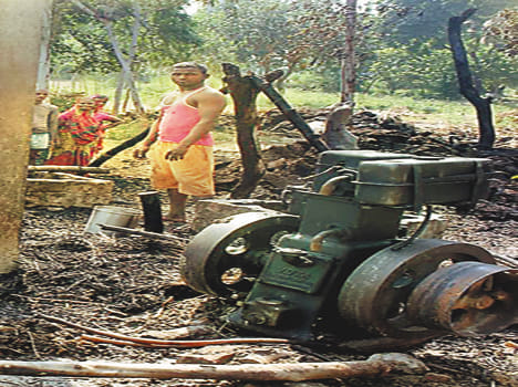 Fire burns four thatched house and two cattle