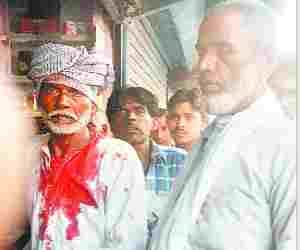 Lathi charge on bank customers, six injured