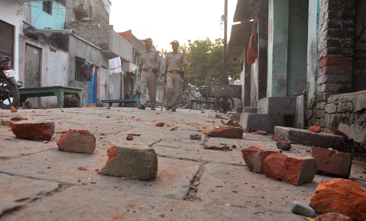The two sides threw stones, four injured