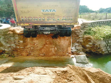 Outskirts of the bridge collapse overloaded trucks