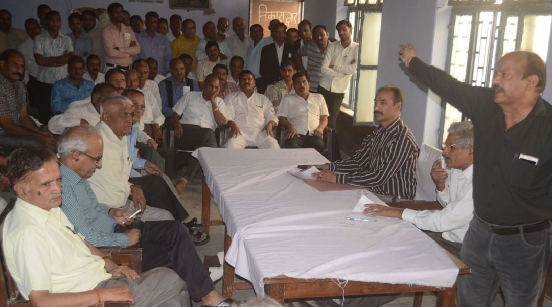 jalesar munsiph kort sthaanaantaran ka virodh tej