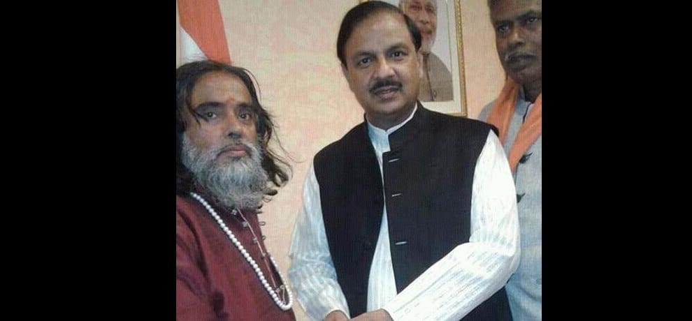 omji maharaj entry in big boss shocks everyone even he clean bolds deepika and salman with his gigs